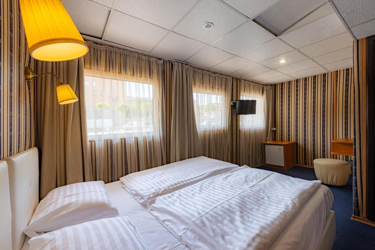 Grand Jules - Boat Hotel Budapest Ngoại thất bức ảnh